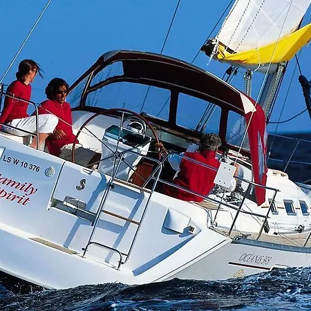 船上ホテル Boat In *